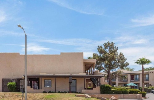 Barstow Apartment | Queen Bed|Accessible|Nsmk