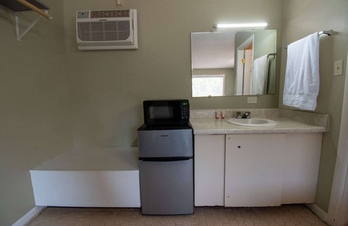 Calhoun Apartment | Queen Bed | Non Smoking
