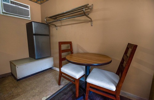 Calhoun Apartment | Queen Bed | Non Smoking