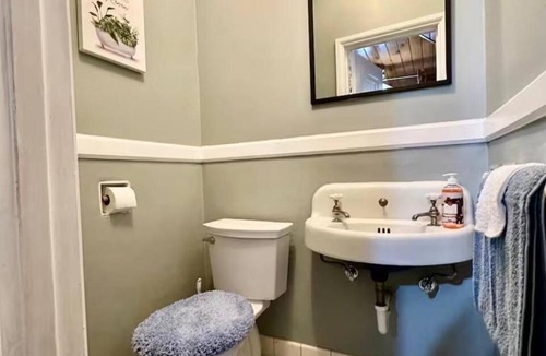 Downtown Syracuse House | Queen Bed Sleeps 2 Communal Spaces SU NYS Fair Carrier Dome Upstate Medical Center