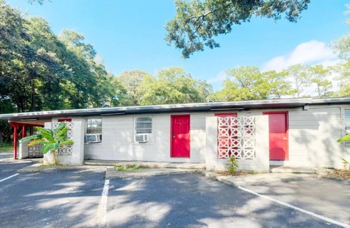Mobile Apartment | Queen Bed|Smoking|Mobile AL