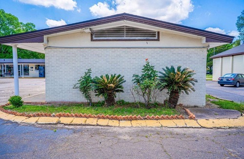 West Monroe Apartment | Queen Bed | Smoking