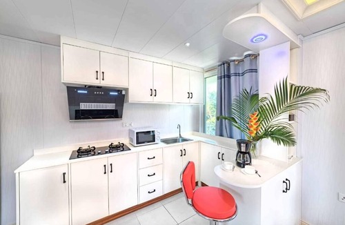 Cabrits Apartment | Queen Bed Suite With Kitchen and Living Room