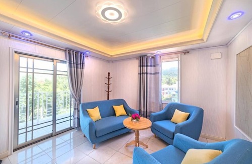 Cabrits Apartment | Queen Bed Suite With Kitchen and Living Room