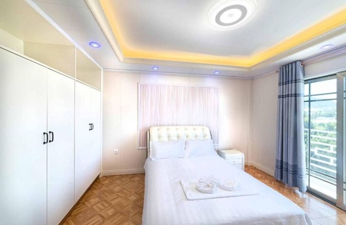 Cabrits Apartment | Queen Bed Suite With Kitchen and Living Room