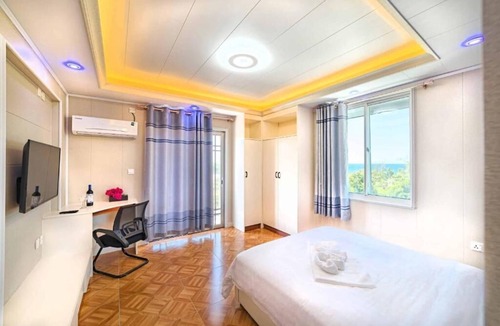 Cabrits Apartment | Queen Bed Suite With Kitchen and Living Room