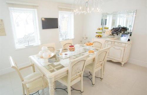 Merthyr Tydfil Bed & Breakfast | Queen Bee & B