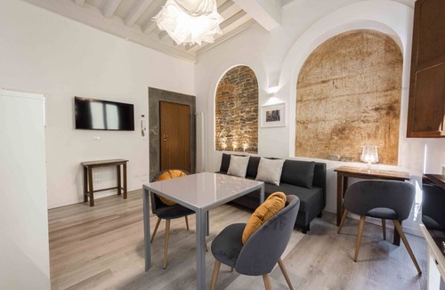 Oltrarno Apartment | Queen by MMega Homes & Villas