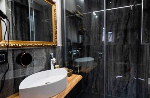 San Vincenzo House | Queen Catlleya Suite