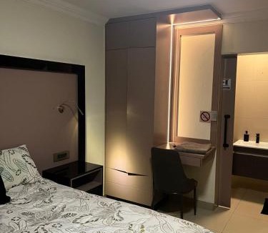 Germiston House | QUEEN GUEST Villa
