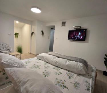 Kiryat Ata Apartment | Queen