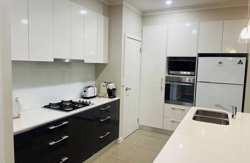 Woodville South House | Queen Lizzy Townhouses | Modern 3BR Townhouse | Near CBD & Beaches
