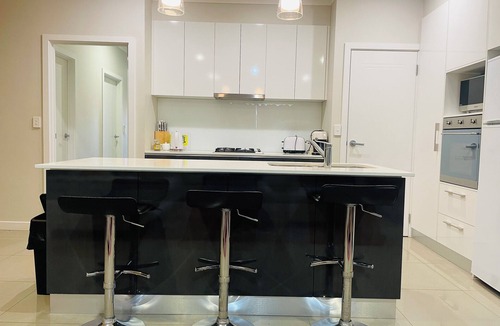 Woodville South House | Queen Lizzy Townhouses | Modern 3BR Townhouse | Near CBD & Beaches