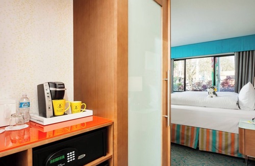 University District Hotel | Queen Pineapple Getaway, Sweet Treats, Near University Village, UW Close