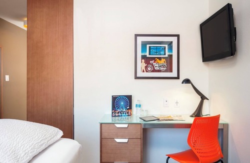 University District Hotel | Queen Pineapple Getaway, Sweet Treats, Near University Village, UW Close