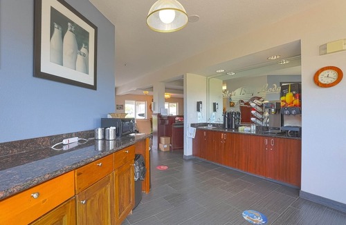 Lincoln City Apartment | Queen Room Accessible - Bay view (Pet Friendly)