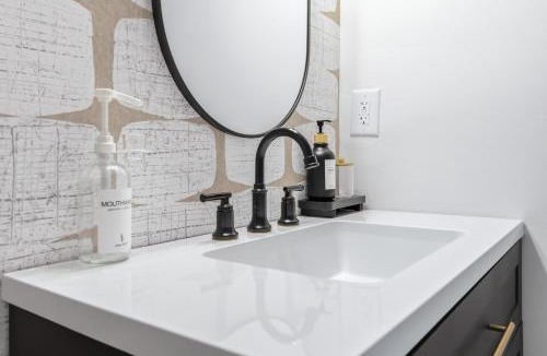 Dallas House | Queen Room Near CaroMont Work Stay Ready Shared Bath