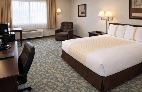 Devils Lake Hotel | Queen Room near Grahams Island State Park | Free Parking & Indoor Pool