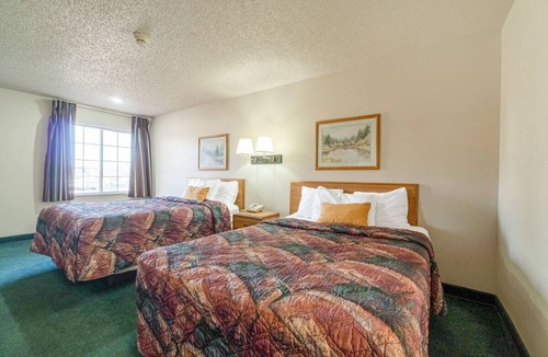 Texhoma Hotel | Queen Room w/Microwave + Cable TV – Perfect for Budget Stays