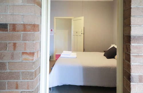 Capertee Hotel | Queen Room With Shared Bathroom