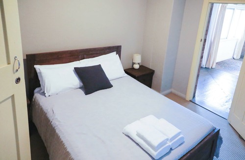 Capertee Hotel | Queen Room With Shared Bathroom