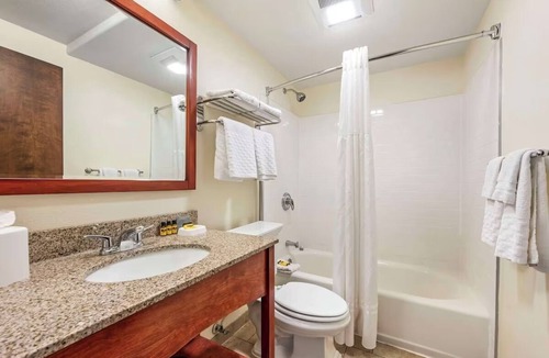 Eagle Hotel | Queen Rooms w/Free Breakfast | Indoor Heated Pool & Free Parking
