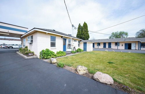 Madras Apartment | Queen Sized Bed Room Perfect for Exploring Adventurous Trails Nearby