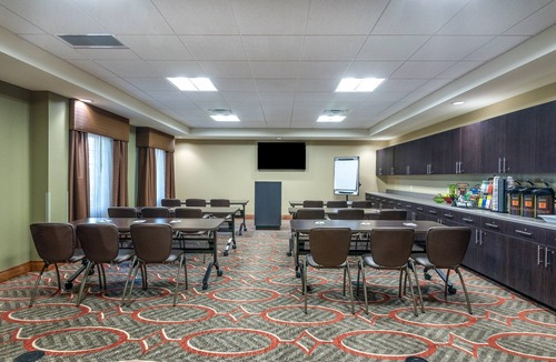 Altoona Apartment | Queen Studio | Free Breakfast, Free Wi-Fi, Indoor Pool and Hot Tub