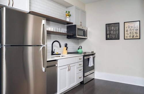 East Market District Apartment | Queen Studio Lofted Twin, Hancock House Louisville