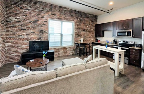 Central West End Apartment | Queen Studio on West Pine– Close to Barnes