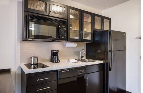 Nanuet Hotel | Queen Studio Suite Near Shopping Centers & Dining Options