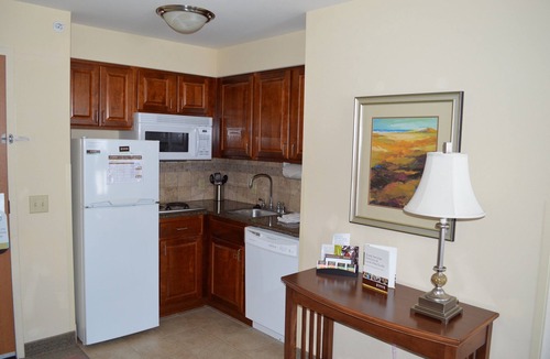 Oconomowoc Apartment | Queen Studio Suite w/Kitchenette in Oconomowoc
