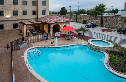 Irving Apartment | Queen Studio Suite with Full Kitchen Comfort