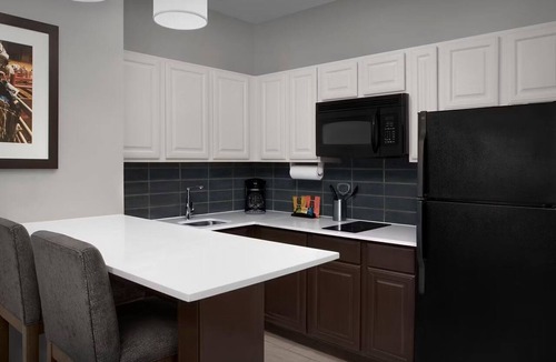 White Settlement Apartment | Queen Studio w/Full Kitchen | Pool + Breakfast