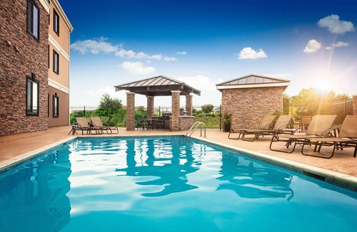 White Settlement Apartment | Queen Studio w/Full Kitchen | Pool + Breakfast