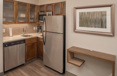 Hillsboro Apartment | Queen Studio w/Kitchen | Breakfast, Pool & BBQ