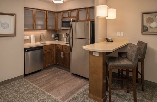 Hillsboro Apartment | Queen Studio w/Kitchen | Breakfast, Pool & BBQ