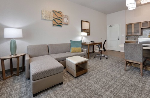 Schertz Apartment | Queen Studio w/Kitchen | Pool & Gym + Breakfast