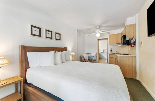 Little Torch Key Hotel | Queen Studio w/Kitchen, Pool & Beach Access | Breakfast Included