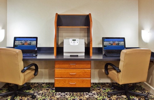 Eden Condo | Queen Suite | Laptop-friendly + FREE Breakfast