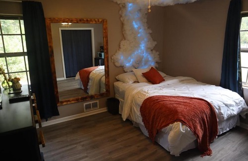 Church Street House | Queen Suite + Private Bath 8 Mins From ATL Airport w/ Fast Wifi