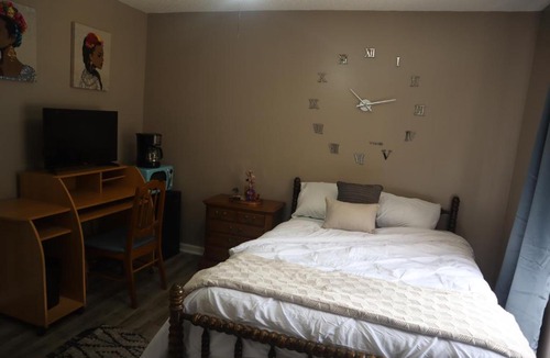 Church Street House | Queen Suite + Private Bath 8 Mins From ATL Airport w/ Fast Wifi