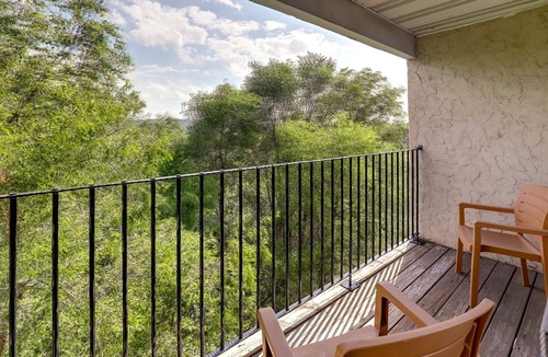 Onalaska Hotel | Queen Suite w/Full Kitchen, Patio & Free Breakfast | 4mi to Lake Onalaska