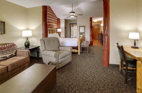 Onalaska Hotel | Queen Suite w/Full Kitchen, Patio & Bar | 0.1mi to River Conservancy Area