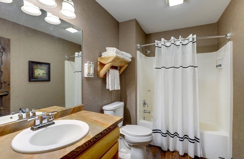 Onalaska Hotel | Queen Suite w/Full Kitchen, Patio & Bar | 0.1mi to River Conservancy Area