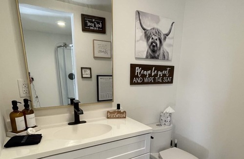 Arlington House | Queen Suite with 2 twins, pets welcome!
