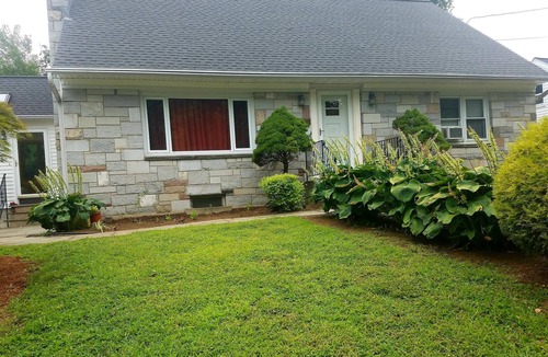 Ansonia House | Queenroom with shared bathroom, safe neighborhood .