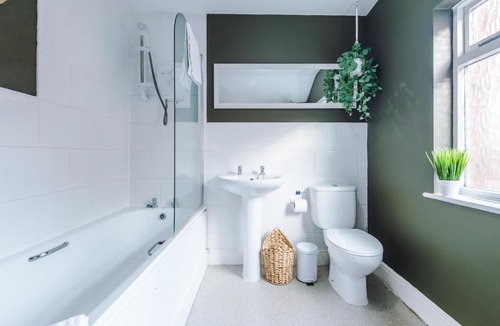Chester House | Queens Avenue - Central Chester Home - Sleeps 9
