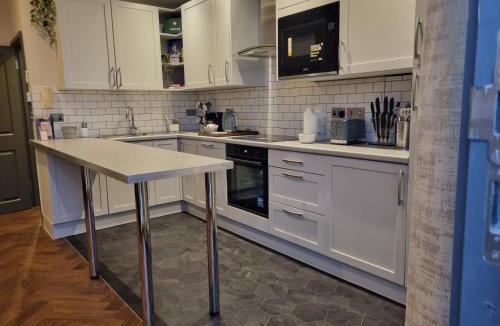 West Kensington Apartment | Queens View