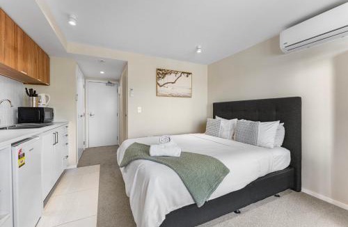 Frankton Apartment | Queenstown Studio, 5mins to Airport, Self Check-in, WIFI, Walk to Shopping Centre